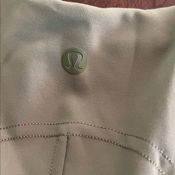 EUC LULULEMON Women's Sleeveless Top - Picture 3 of 4